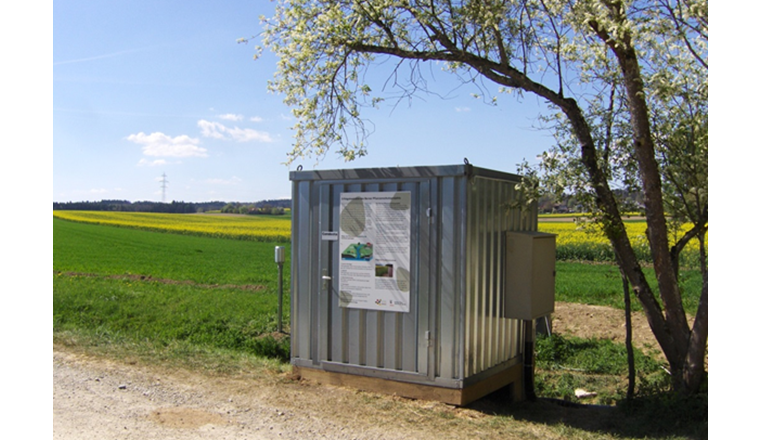 Ein wichtiger Teil des Berner Pflanzenschutzprojekts ist das Gewässermonitoring. Zwei kleine Fliessgewässer, der Ballmoosbach und der Chrümmlisbach, werden während acht Jahren von 2017 bis 2024 überwacht. Auf dem Foto ist die Messstation am Ballmoosbach in Zuzwil zu sehen. (Foto: Matthias Ruff, AWA)