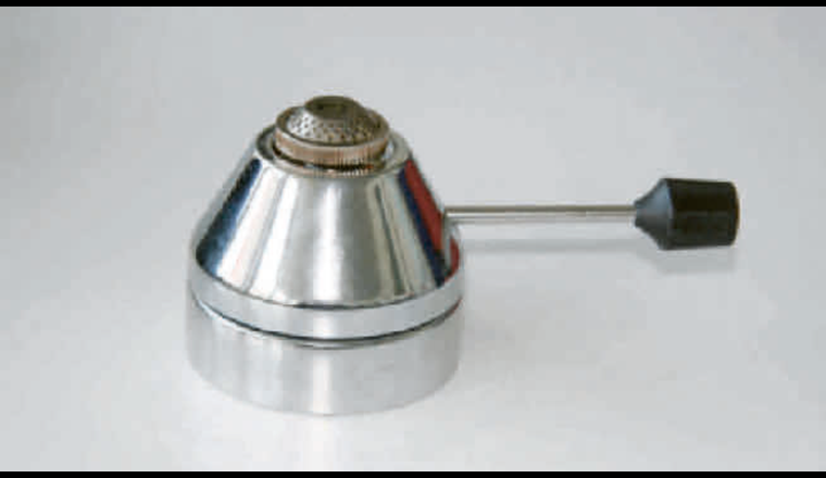 Grundlegende Sicherheitsanforderungen sind hier nicht erfüllt: Flüssiggas-Rechaudbrenner mit akuter Brandgefährdung.