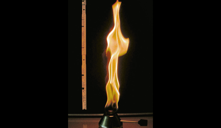 Grundlegende Sicherheitsanforderungen sind hier nicht erfüllt: Flüssiggas-Rechaudbrenner mit akuter Brandgefährdung.