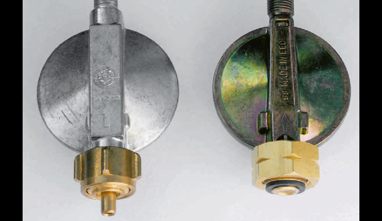 Sichere Produkte (Flüssiggas-Flaschendruckregler), die bei «vernünftigerweise vorhersehbarer Verwendung bzw. Verwechslung extrem gefährlich werden können: Der Anschluss im Bild links passt nicht auf die in der Schweiz ausgelieferten Flaschen und verursacht Leckagen.