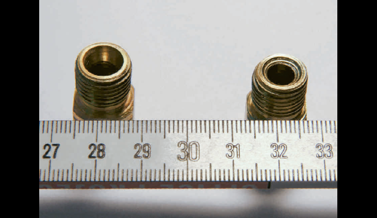 Herstellermangel am Anschluss eines Grillgerätes: Die metallisch dichtende Verschraubung rechts wurde nicht korrekt ausgedreht und bleibt beim Verschrauben undicht.