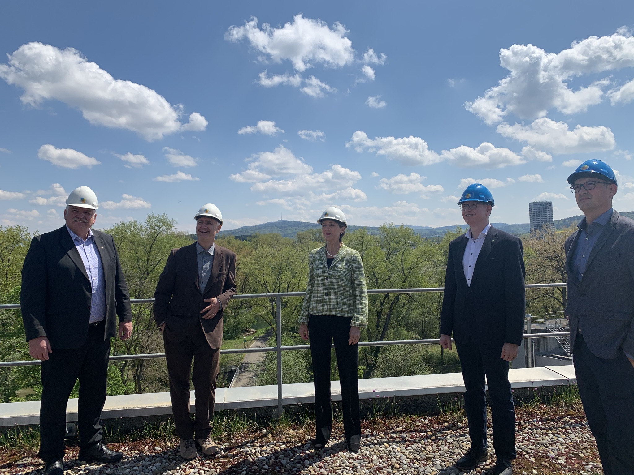 Bundesrätin Simonetta Sommaruga mit Othmar Reichmuth, Präsident Verband Fernwärme Schweiz, Ronny Kaufmann, CEO Swisspower sowie Patrik Feusi, Geschäftsführer Limeco und Thomas Di Lorenzo, Leiter Abwasserwirtschaft Limeco (v. l.) (Bild: Limeco)