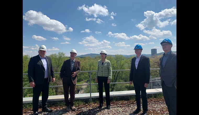 Bundesrätin Simonetta Sommaruga mit Othmar Reichmuth, Präsident Verband Fernwärme Schweiz, Ronny Kaufmann, CEO Swisspower sowie Patrik Feusi, Geschäftsführer Limeco und Thomas Di Lorenzo, Leiter Abwasserwirtschaft Limeco (v. l.) (Bild: Limeco)