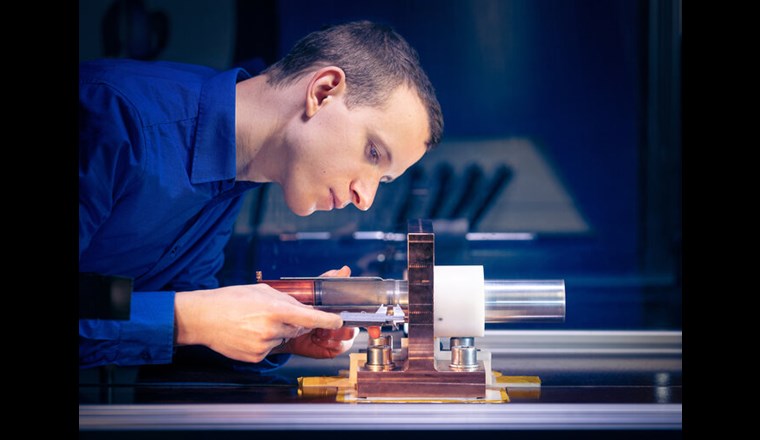 Beim Magnetpulsschweissen sorgt der magnetische Druck einer Werkzeugspule für eine Hochgeschwindigkeitskollision und das Ausbilden einer stoffschlüssigen Überlappverbindung mit mehreren Millimetern Breite sowie hoher Stabilität und Dichtigkeit auch bei extremen Einsatzbedingungen. (© ronaldbonss.com)