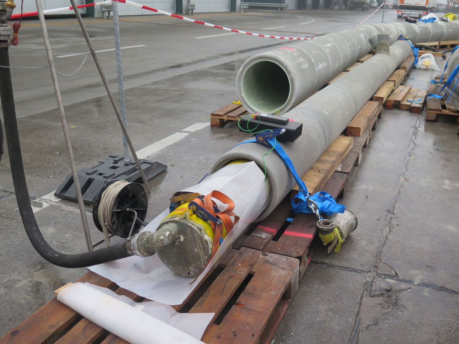 Beim Testobjekt wird geprüft, ob die Unternehmung mit dem gewählten Material einen Liner gemäss den Qualitätsstandards der Richtlinie QUIK einbauen kann.
BILD, © Yvonne Gander, VSA