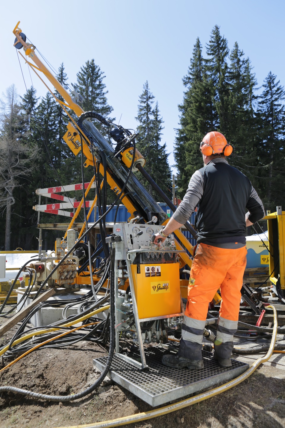 Die Sondierbohrungen und Erkundungsarbeiten im Oberwallis sind erfolgsversprechend (Bild: Gaznat)
