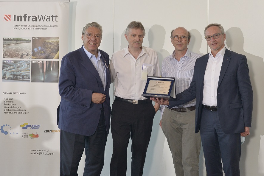 Der InfraWatt-Innovationspreis 2021 ging an die Kläranlage Hofen der Stadt St. Gallen für ihre erfolgreiche Realisierung der weitsichtigen Energiestrategie mit einem umfassenden Massnahmenpaket. Im Bild (v.l.): InfraWatt-Präsident Filippo Lombardi, Hans-Peter Bauer, Entsorgung St. Gallen, Daniel Braun, ETH Zürich, Heinz Habegger, Präsident VSA (© InfraWatt)