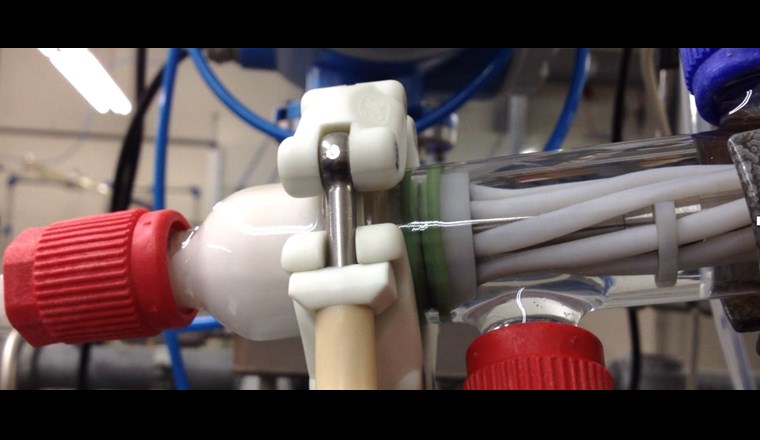 Wolfgang Riedl et son équipe de la Faculté des sciences de la vie de la FHNW ont étudié comment extraire l’acide lactique du lactosérum à l’aide d’un procédé d’extraction par membrane qui rend une centrifugation très énergivore superflue. L’acide lactique est une matière précieuse qui peut être utilisée, entre autres, pour la production de matières plastiques. Photo: FHNW