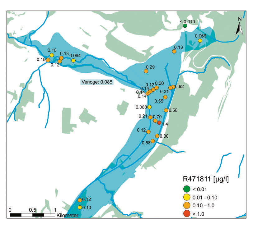 Fig. 4 Räumliche Verteilung des CT-Metaboliten R471811 im Grundwasser am Feldstandort Daillens-Eclépens (VD) im Oktober 2020 (Daten aus [16], Kartenhintergrund basiert auf [21, 22]). Blau: Grundwasservorkommen; Grün: bewaldete Flächen.