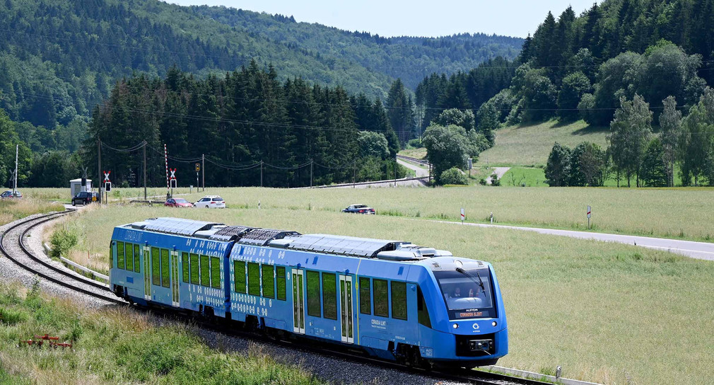 Der Brennstoffzellenzug auf der Eröffnungsfahrt (© picture alliance/dpa | Bernd Weissbrod)