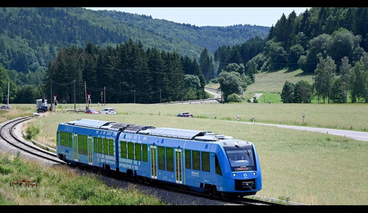 Der Brennstoffzellenzug auf der Eröffnungsfahrt (© picture alliance/dpa | Bernd Weissbrod)