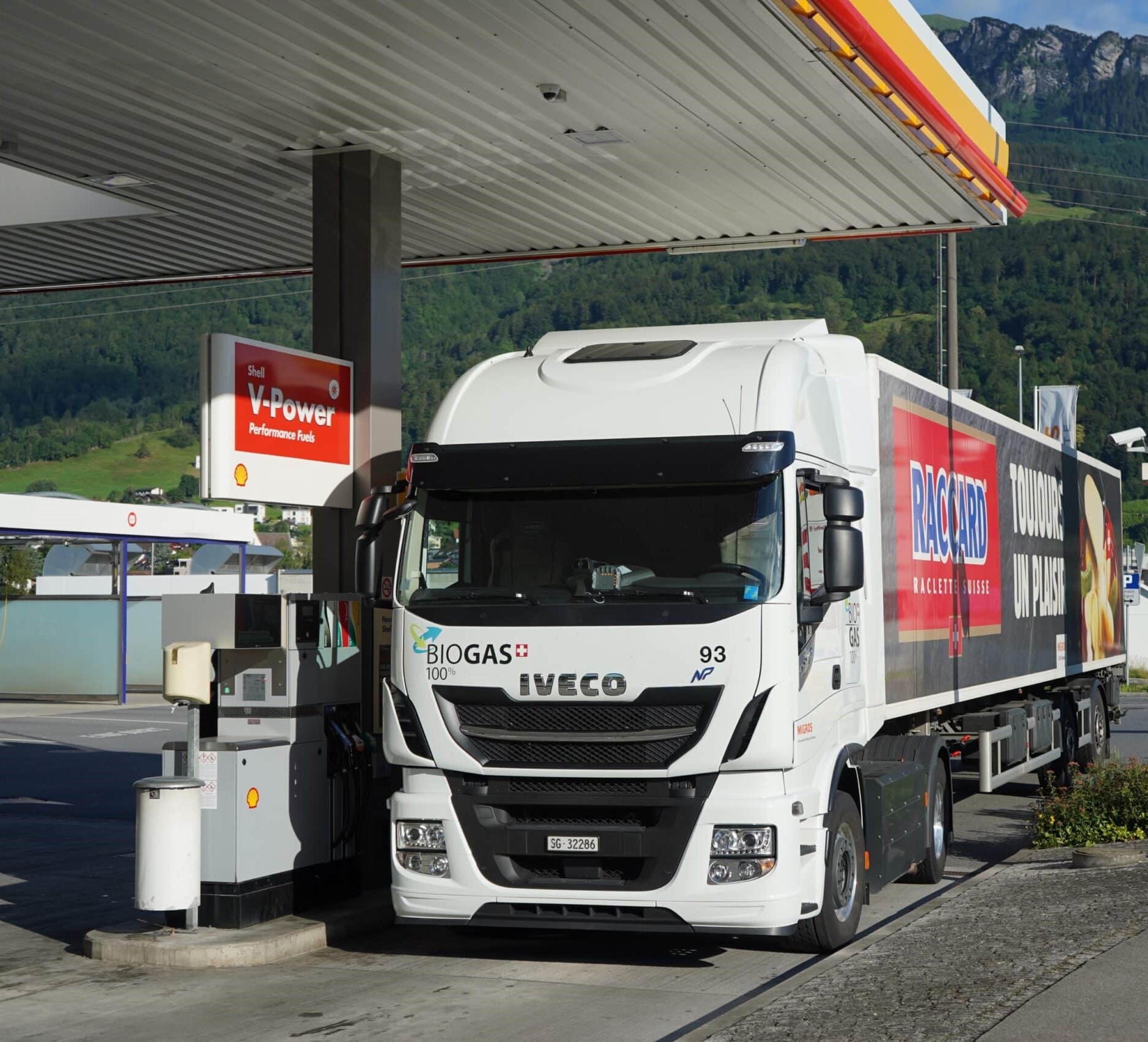 Ein CNG-LKW der Migros Ostschweiz holt sich für seine nahezu CO2-neutralen Filialbelieferungen an einer Tankstelle neues Biogas. (Quelle: CNG-Mobility)