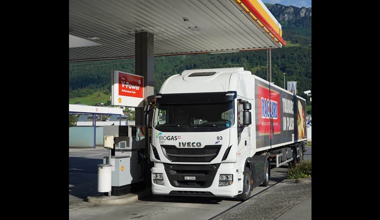 Ein CNG-LKW der Migros Ostschweiz holt sich für seine nahezu CO2-neutralen Filialbelieferungen an einer Tankstelle neues Biogas. (Quelle: CNG-Mobility)