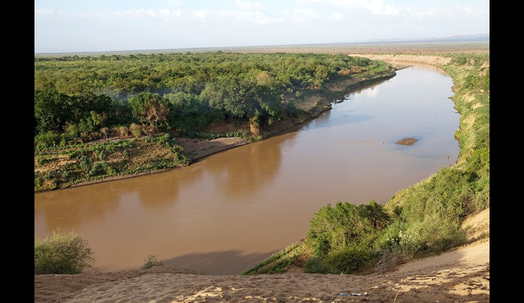 Der Fluss Omo in Äthiopien. Das Land hat am Omo bereits drei Wasserkraftwerke (Gibe I bis III) gebaut, die von zwei Dämmen gespeist werden. (© ajlber/123RF.com))
