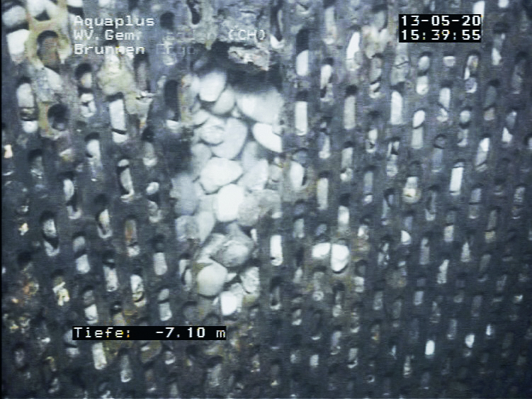 Stark korrodierter und beschädigter Brunnenausbau aus Stahl.