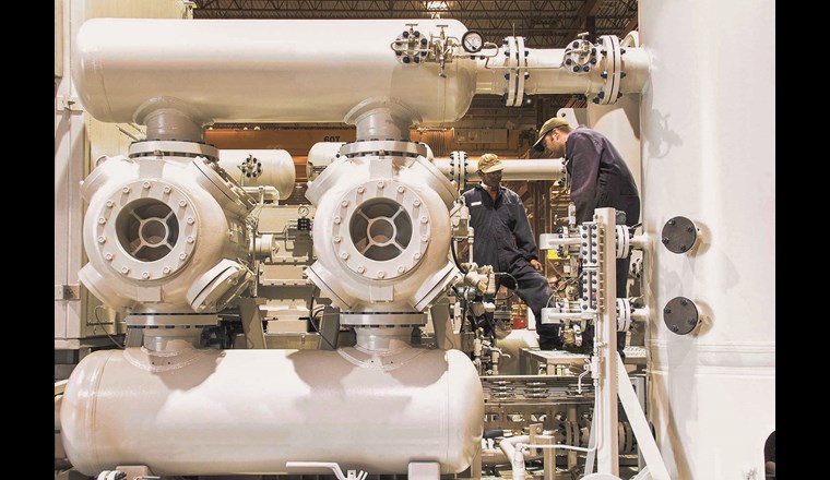 Typische Kolbenverdichterinstallation in 4-Zylinder-Boxeranordnung mit saug- und druckseitigen Pulsationsdämpfern zur Erdgasverdichtung. (© GTS Productions, Shutterstock)