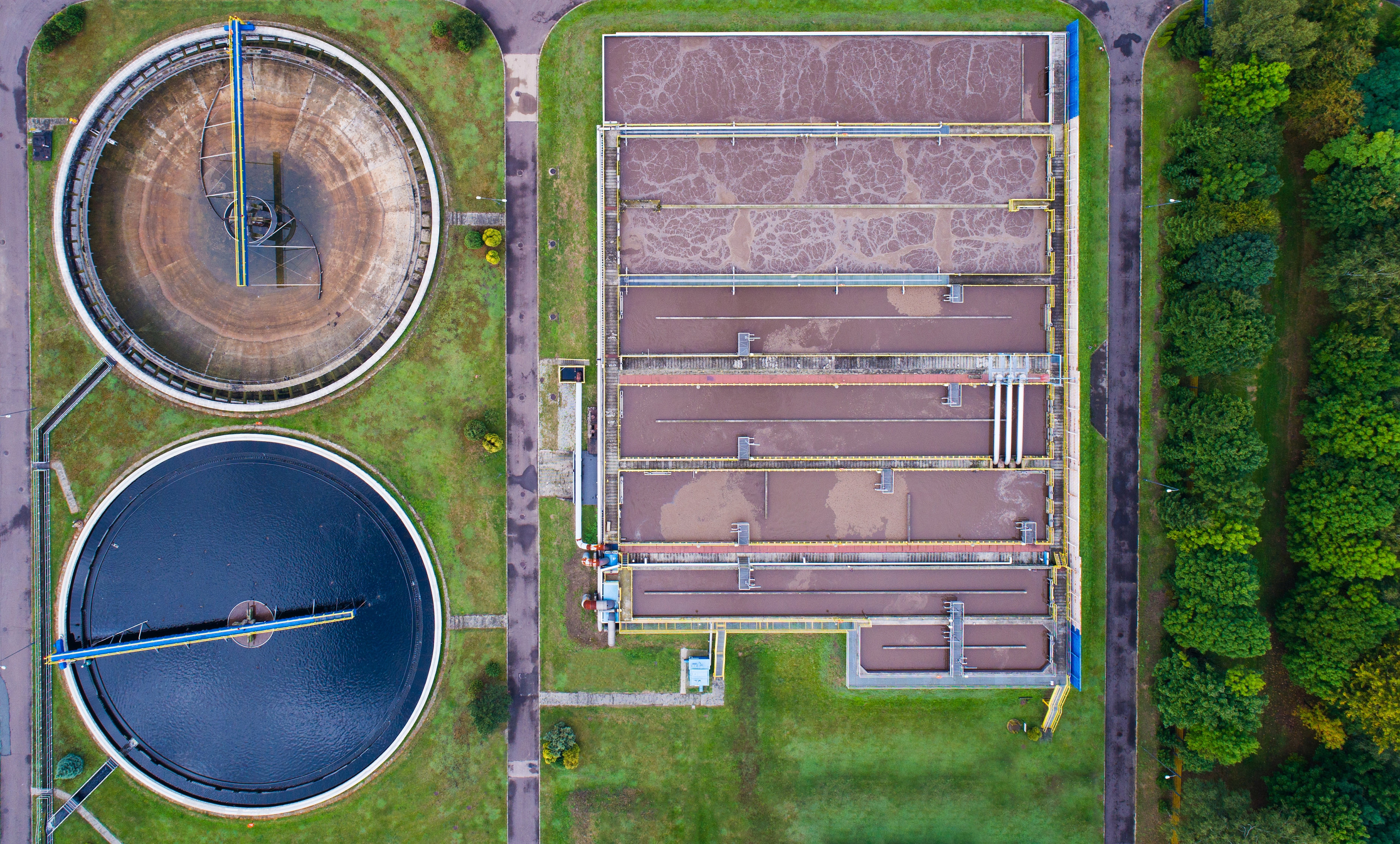 Klärschlamm und Bioabfälle werden unter Luftabschluss stark erhitzt und der Wasserstoff dadurch freigesetzt. Der gewonnene Wasserstoff kann für die Strom- und Wärmeversorgung oder als Kraftstoff für Fahrzeuge verwendet werden. Das Verfahren eignet sich gut zur Abfallverwertung für Kommunen, so das Ergebnis der Forscher (TH Bingen). (Bild: djedzura/123rf)