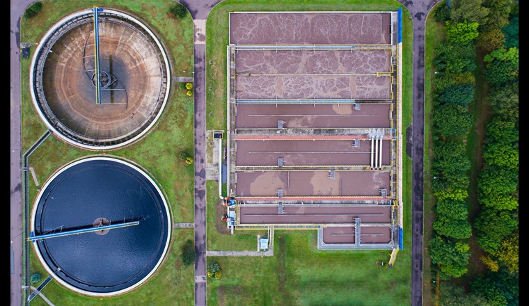 Klärschlamm und Bioabfälle werden unter Luftabschluss stark erhitzt und der Wasserstoff dadurch freigesetzt. Der gewonnene Wasserstoff kann für die Strom- und Wärmeversorgung oder als Kraftstoff für Fahrzeuge verwendet werden. Das Verfahren eignet sich gut zur Abfallverwertung für Kommunen, so das Ergebnis der Forscher (TH Bingen). (Bild: djedzura/123rf)