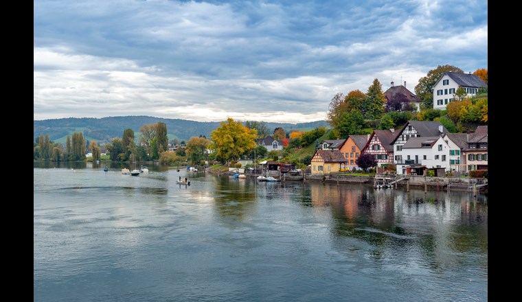 Im Kanton Schaffhausen traten diesen Sommer mehrere Flüsse übers Ufer und das Hochwasser verursachte grosse Sachschäden. Foto: Stein am Rhein  (© jikgoe/123rf.com)