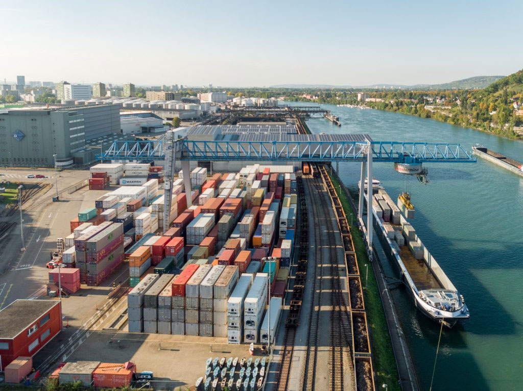 Der Hafen Birsfelden soll zukünftig eine zentrale Rolle in der Wasserstoffwirtschaft einnehmen.  (Foto: iwb)