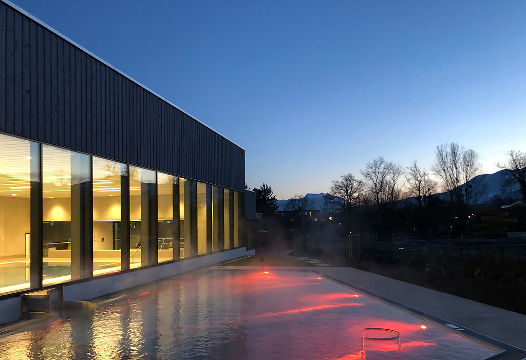 Das aquaRii-Bad Oberes Rheintal (hier das Aussenbecken) ist nach dem MinErgie-Standard gebaut. Bild: Kay Kröger, K&L Architekten, St. Gallen
