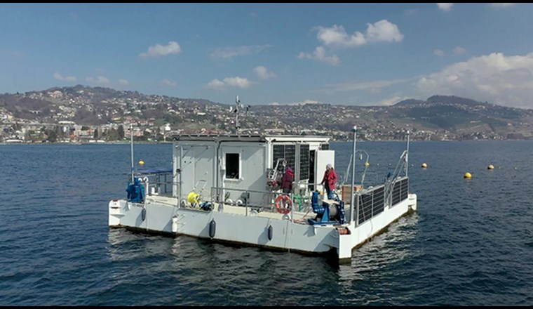 Das schwimmende Labor LéXPLORE auf dem Genfersee. (Foto: Natacha Tofield-Pasche, EPFL)
