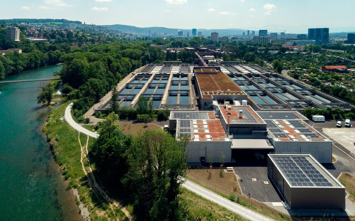 Abwasserreinigungsanlagen (im Bild die ARA Werdhölzli) haben ein grosses Potenzial zur
Energierückgewinnung. Die aus dem gereinigten Abwasser entnommene Wärme wird ein
Fernwärmenetz eingespeist. (Bild: ERZ)