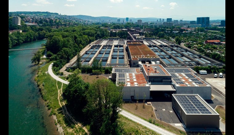 Abwasserreinigungsanlagen (im Bild die ARA Werdhölzli) haben ein grosses Potenzial zur
Energierückgewinnung. Die aus dem gereinigten Abwasser entnommene Wärme wird ein
Fernwärmenetz eingespeist. (Bild: ERZ)