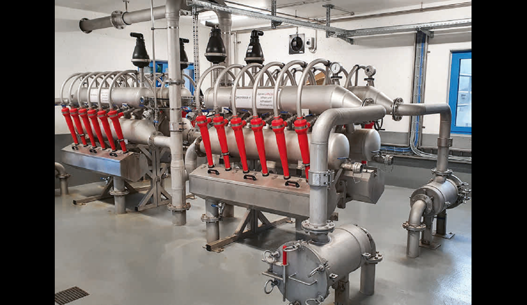 Fig. 3 Zyklonraum mit den vier Zyklonblöcken. Pro Biologiestrasse ist ein Block mit je sechs Zyklonen vorhanden, zulaufseitig jeweils mit Sieb.