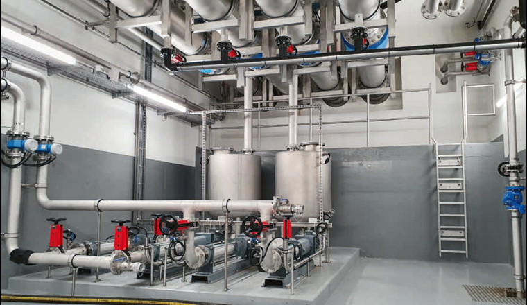 Fig. 4 Zyklonraum mit den vier Zyklonblöcken. Pro Biologiestrasse ist ein Block mit je sechs Zyklonen vorhanden, zulaufseitig jeweils mit Sieb.