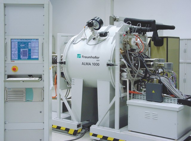 Die Verdampfungsanlage ALMA bietet die Möglichkeit, Kleinteile zu beschichten. (© Fraunhofer FEP)