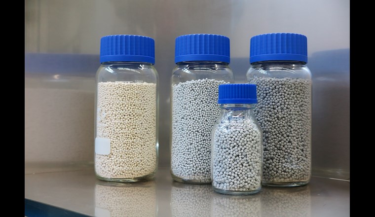 Zeolith-Granulat im Originalzustand (links) sowie mit Aluminium beschichtet. (© Fraunhofer FEP)