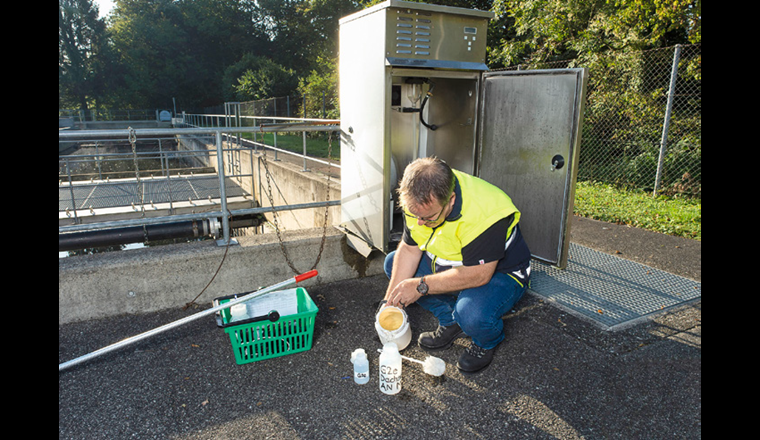Fig. 3 Entnahme von Sammelproben auf der Kläranlage.