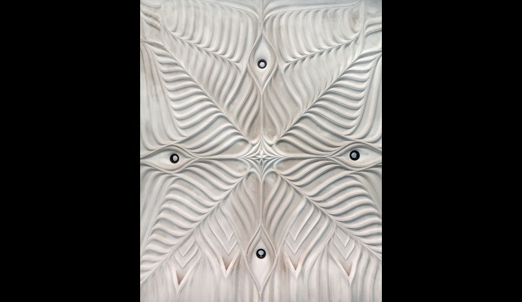 Die Unteransicht der Leichtbau-Deckenkonstruktion mit integrierter Gebäudetechnik. Unten sind die Luftauslasse der Lüftungsanlage sichtbar. Foto: Roman Keller