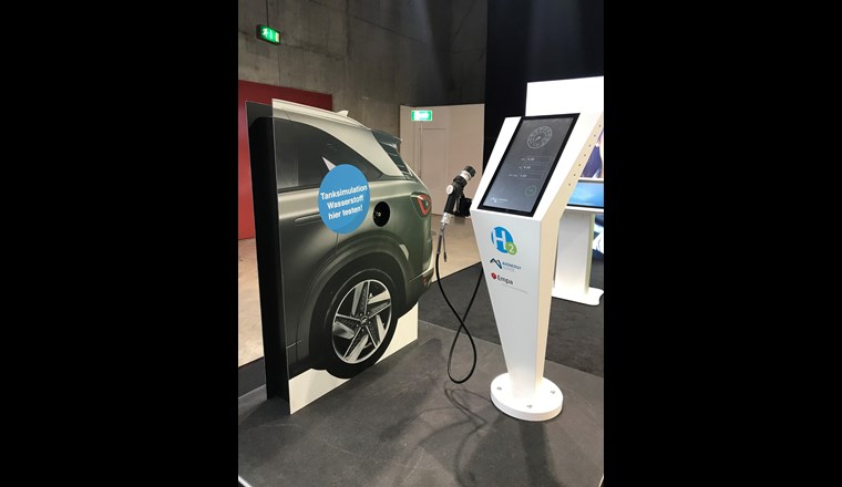 Am gemeinsamen Stand von Empa und Avenergy Suisse erfahren Besucherinnen und Besucher alles über den Energieträger der Zukunft – Wasserstoff. Foto: Empa