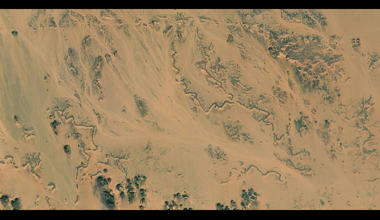 Une image satellite montre les morphologies des rivières fossiles du sud de l’Égypte. Cette étude démontrent que ces rivières étaient intensément actives pendant la période humide africaine. (© UNIGE Esri World Imagery Esri World Imagery)