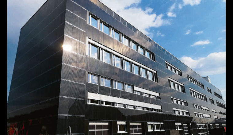 FOGA-Projekt K3:  Zusammen mit der imposanten Fassadensolaranlage versorgt ein biogasbetriebenes Blockheizkraftwerk den Bau fast vollständig mit Strom. (© K3)
