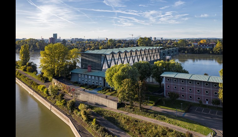 Neben dem Laufwasserkraftwerk Birsfelden wollen IWB und Fritz Meyer AG einen Elektrolyseur zur Wasserstoffproduktion zu bauen. (© IWB)