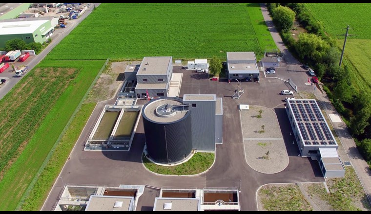 Die Aufbereitungsanlage für Biogas bei der ARA Reinach. Bislang werden pro Jahr 175 t CO₂ an die Umwelt abgegeben, die aus dem Rohbiogas entfernt werden. Das CO₂ könnte mit dem biologischen Methanisierungsverfahren in erneuerbares Gas umgewandelt werden. Der für die Methanisierung benötigte erneuerbare Wasserstoff könnte dereinst vor Ort durch Elektrolyse hergestellt werden, denn in der Nähe der ARA baut Eniwa bis 2022 eine grosse Photo­voltaikanlage (2,3 MW Leistung). (Foto: ARA Reinach)