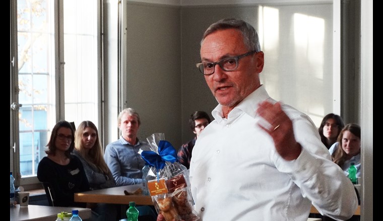 VSA-Präsident Heinz Habegger spricht zu den jungen Berufsleuten.
(c) Paul Sicher, VSA