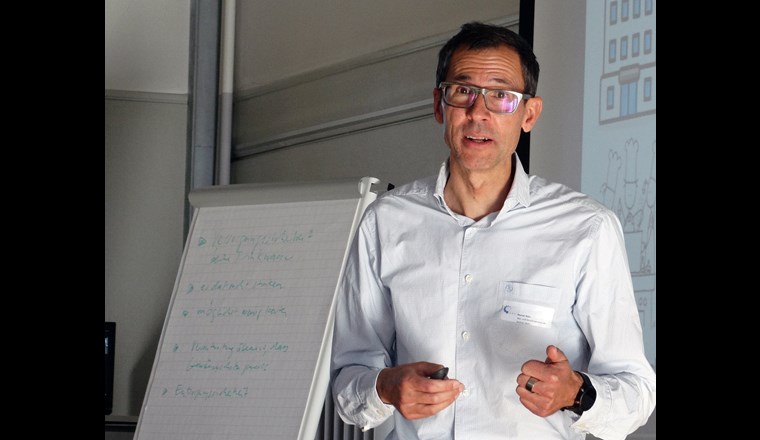 Reto Manser sprach mit Augenzwinkern über Innovationen  in der Verwaltung.
(c) Paul Sicher, VSA