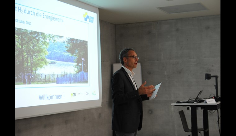 Diego Modolell, Leiter Gas und Fernwärme beim SVGW, begrüsst die Teilnehmerinnen und Teilnehmer zur Veranstaltung. (© SVGW)