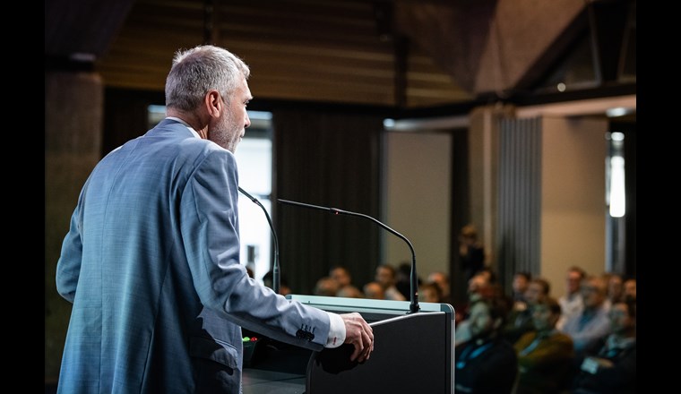 Raffaele Domeniconi, Leiter der Aussenstelle italienische Schweiz beim SVGW, eröffnet den fünften Acqua360-Wasserkongress in Lugano. (© Ti-Press / Elia Bianchi)