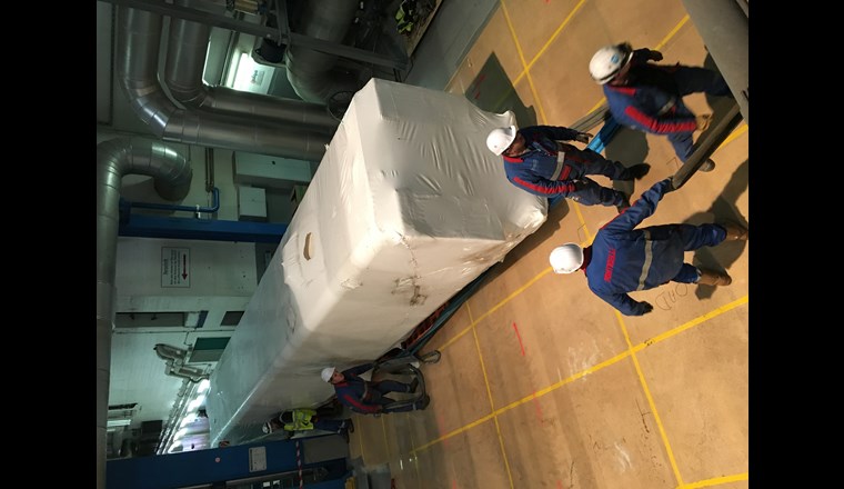 Einbringung der Wärmepumpe mit Schwerlast-Luftkissen.