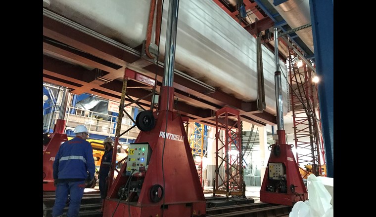 Einbringung der Wärmepumpe mit Schwerlast-Hubsystem.