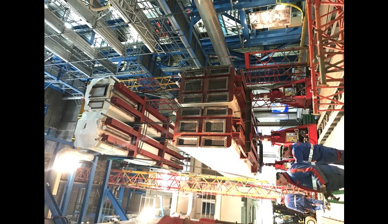 Register der Wärmepumpe werden für die Montage aufgehängt.