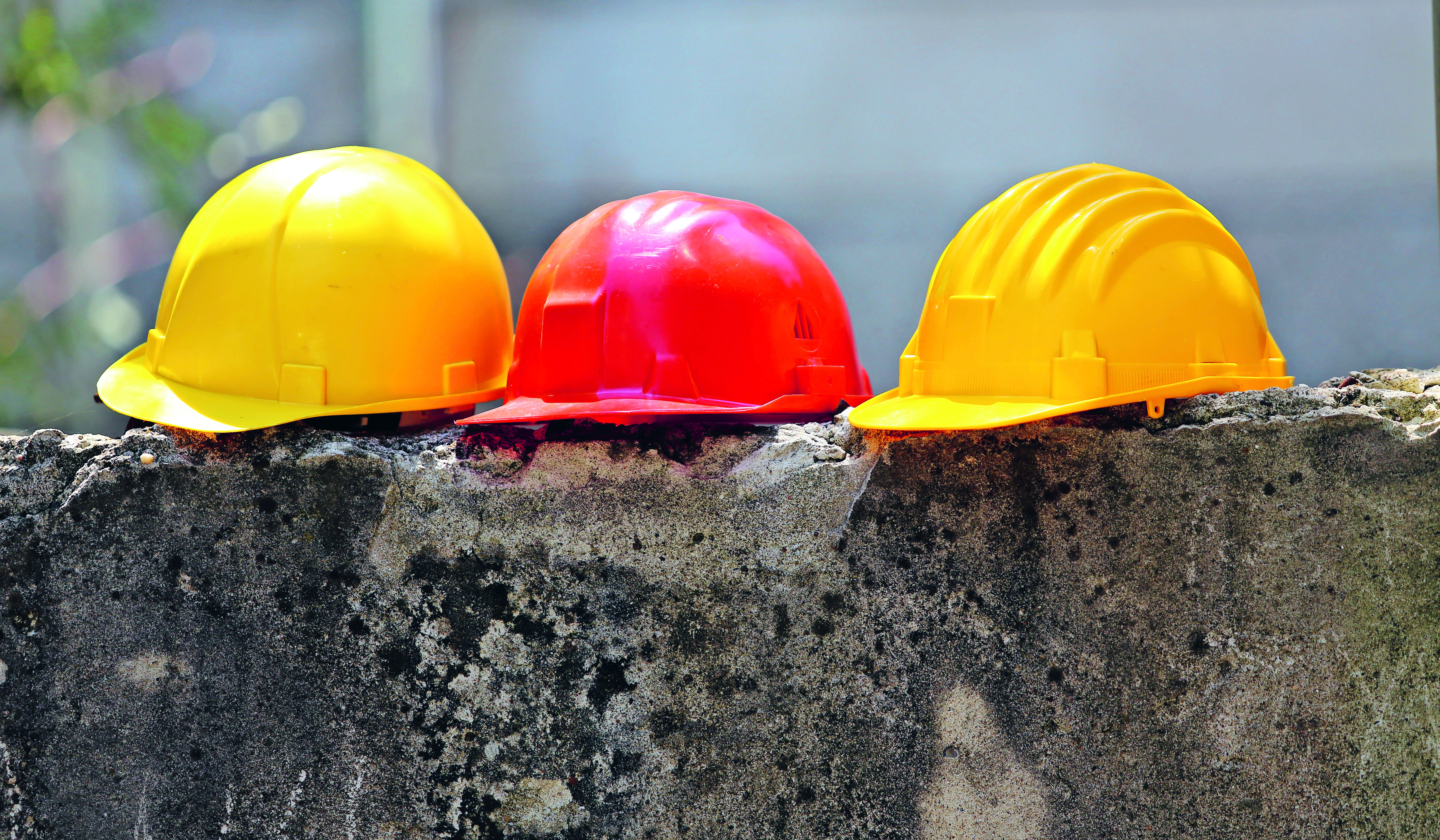 Eine ganze Reihe von Gesetzen, Verordnungen und Richtlinien von Bund, Behörden, Versicherungen und Verbänden setzen sich mit der Arbeitssicherheit auseinander. (Foto: Aleksandar Kosev)